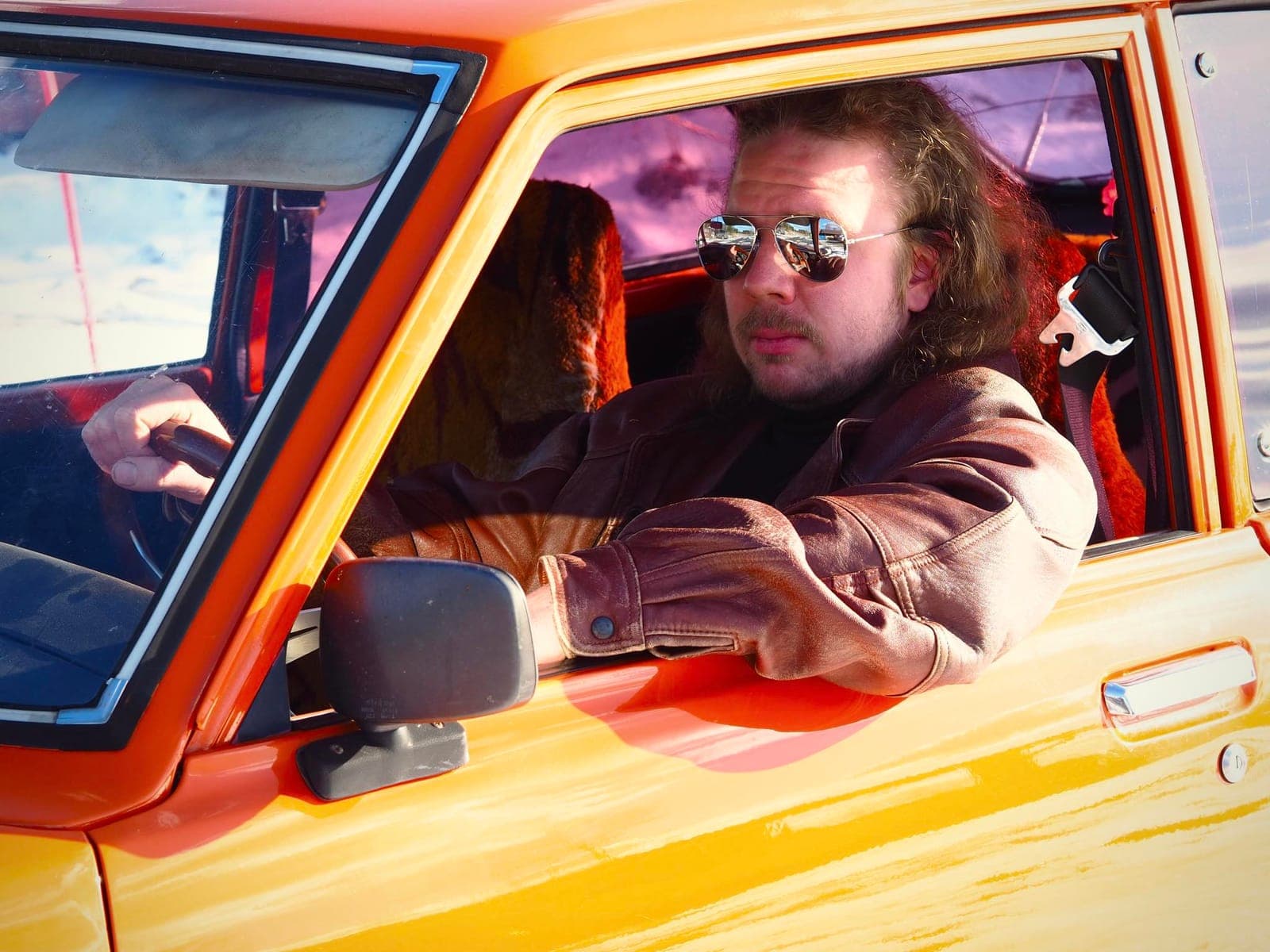 Vuonna -85 – Tommi Turmiola oranssissa autossa