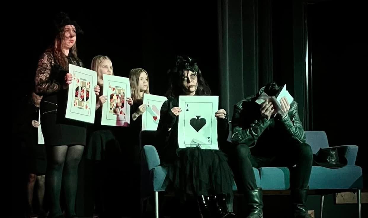 Reté – teatterikohtaus pelikorteilla lavalla