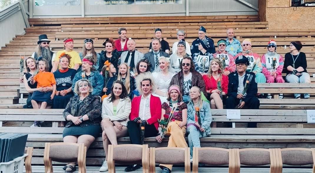 Vuonna -85 – koko esityskunnan ryhmäkuva Sampolassa